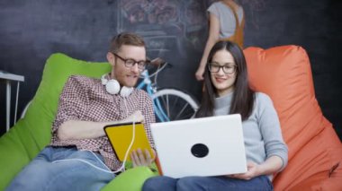 4 k genç iş grup çalışma ve trendy yaratıcı ofiste beyin fırtınası