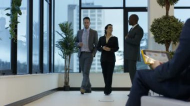 4 k karışık etnik köken iş grubu ayakta pencere ve şehir ofiste sohbet