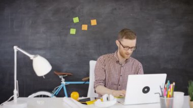 4k çalışma yaratıcı office gülümseyen işadamı portresi