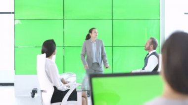 4 k iş takım büyük yeşil ekran video duvar ile etkileşim bir toplantıda
