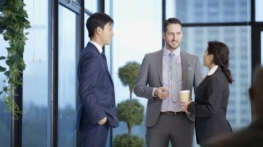 4 k karışık etnik köken iş grubu ayakta pencere ve şehir ofiste sohbet