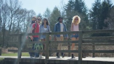 görünümü bir göz atmak Hiking 4 k kaygısız hipster arkadaşlar durdurmak