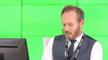 4 k telefonu operatörü arayan, yeşil zemin üzerine yardımcı polis Servisi