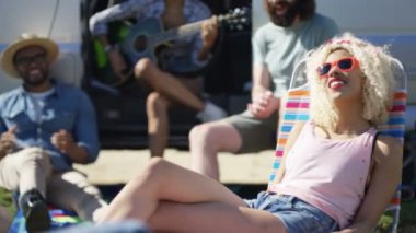 4 k Hipster grubu ile müzik festivali kamp alanında eğleniyor camper van