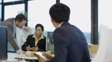 4 k endişeli işadamı bilgisayar tablet kullanma ve meslektaşları konuşmak Office