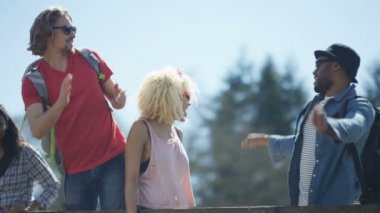 Festival kamp alanında gelen 4 k mutlu hipster arkadaşlar