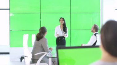 4 k kurumsal iş takım yeşil ekran video duvarın arkasında ile bir toplantıda