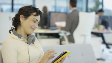 4k tablet bilgisayar şirket ofisinde kullanarak gülümseyen iş kadını portresi
