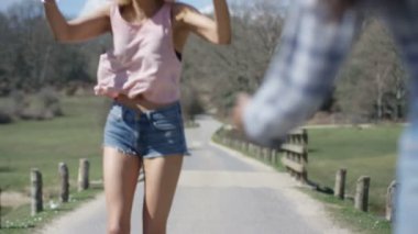 4 k Hipster arkadaşlar giden Festivali veya bir kamp gezisi kırsal kesimde 