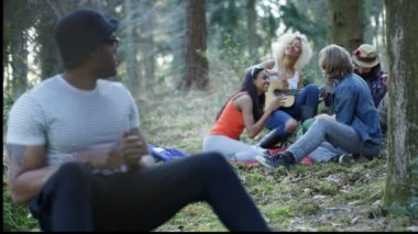 Ormanda kamp 4 k mutlu hipster arkadaşlar adam kameraya gülümse çeviriyor