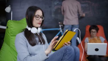 4k gülümseyen işkadını trendy yaratıcı Office dijital tablet üzerinde çalışan portresi