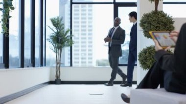 Onlar şehir ofis binası ile yürüyüş olarak sohbet 4 k karışık etnik köken işadamları