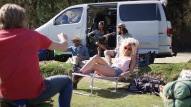 4 k Hipster grubu ile müzik festivali kamp alanında eğleniyor camper van