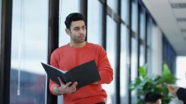 4 k rahat iş adamı ve çalışma ve modern ofis fikirler tartışıyor kadın