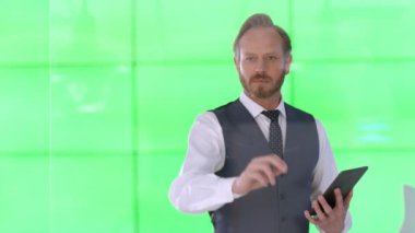 4k dijital tablet kullanma ve cam ve yeşil ekran arka planı ile etkileşim işadamı 