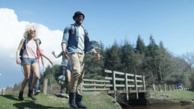 Festival kamp alanında gelen 4 k heyecanlı hipster Grup