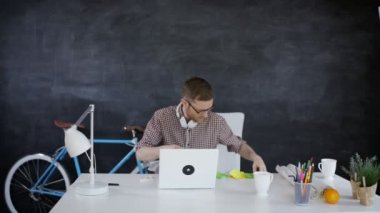 4k çalışma ve bulgu Inspiration yaratıcı ofiste iş adamı