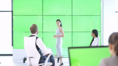4 k kurumsal iş kadını için arkadaşları ile yeşil ekran sunu