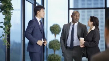 4 k karışık etnik köken iş grubu ayakta pencere ve şehir ofiste sohbet