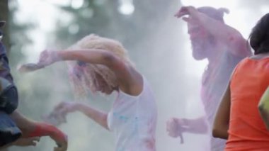 4 k mutlu hipster arkadaşlar Müzik Festivali'nde, dans ve atma renkli toz.