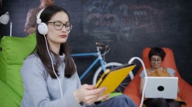 4k gülümseyen işkadını trendy yaratıcı Office dijital tablet üzerinde çalışan portresi