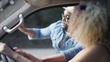 4 k Hipster adam veren yön-e doğru açık pencereden kadın arabasının