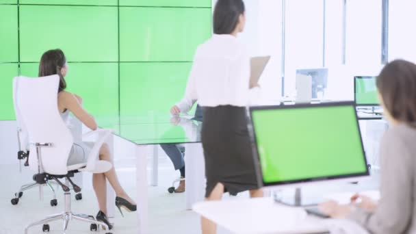 緑色の画面の背後にあるビデオ ウォールとの会談で ビジネス マネージャー — ストック動画