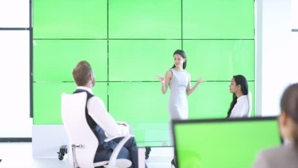 Corporate Affärskvinna Ger Presentation Till Kollegor Med Grön Skärm — Stockvideo