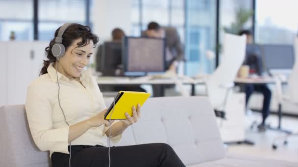 Smiling Businesswoman Using Tablet Computer Headphones Corporate Office — Stock Video