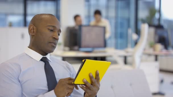 Hombre Negocios Afroamericano Utilizando Tableta Computadora Oficina Compañero Trabajo Trayendo — Vídeo de stock