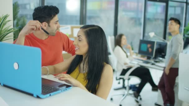 Equipo Negocios Casual Joven Oficina Mirando Ordenador Portátil Discutiendo Ideas — Vídeos de Stock