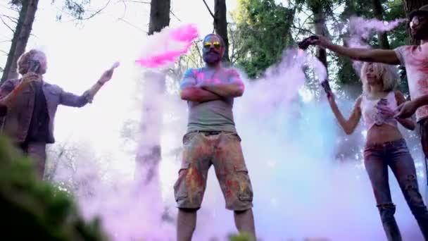 Ritratto Ragazzo Hipster Serio Ricoperto Polvere Colorata Festival — Video Stock