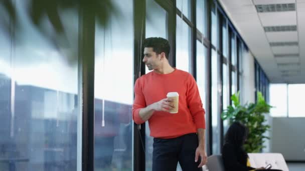 Casual Hombre Negocios Beber Café Mirando Vista Desde Ventana Oficina — Vídeo de stock