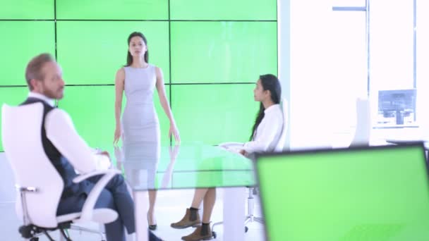 Erfolgreiches Business Management Team Einem Meeting Mit Green Screen Videowand — Stockvideo