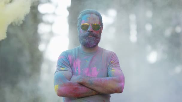 Портрет Серьезного Хипстера Покрытого Цветным Порошком Фестивале — стоковое видео