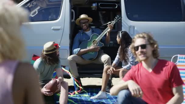 Hipster Groep Met Plezier Muziek Festival Camping Kampeerauto — Stockvideo