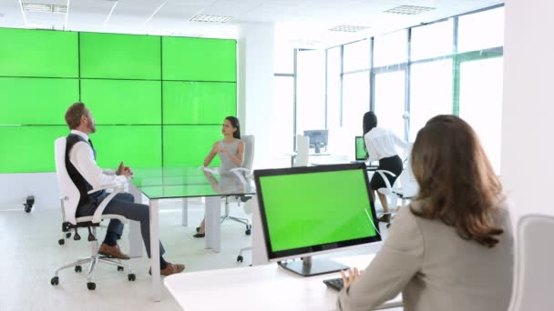 Equipe Negócios Escritório Moderno Tela Verde Parede Vídeo Monitores Computador — Vídeo de Stock