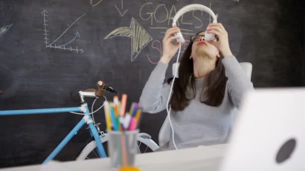 Empresária Empresária Colocando Fones Ouvido Relaxante Sua Mesa — Vídeo de Stock