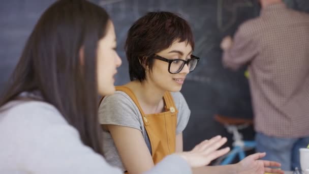 Unga Business Grupp Arbetar Och Brainstorming Kreativa Kontor — Stockvideo