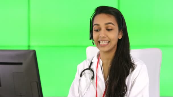 Conselheiro Médico Sorridente Conversando Com Cliente Paciente Fundo Verde — Vídeo de Stock