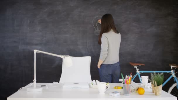 Mulher Desenho Lâmpada Quadro Negro Educação Conceito Escritório Criativo — Vídeo de Stock