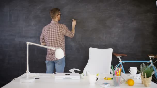 Hombre Que Dibuja Bombilla Pizarra Educación Concepto Oficina Creativa — Vídeos de Stock