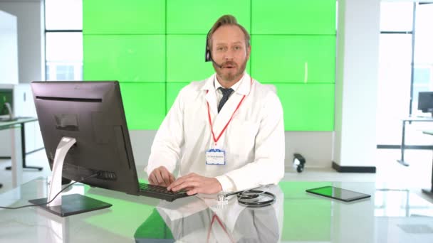 Glücklicher Medizinischer Serviceberater Gespräch Mit Kunden Oder Patienten Auf Grünem — Stockvideo