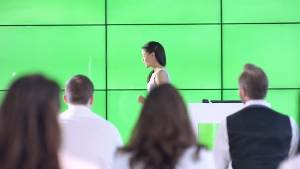 年轻的女实业家展示和互动与绿色屏幕视频墙 — 图库视频影像