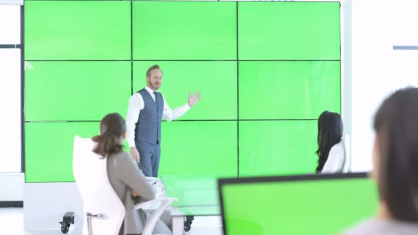 Equipo Negocios Una Reunión Hombre Interactuando Con Video Wall Pantalla — Vídeo de stock