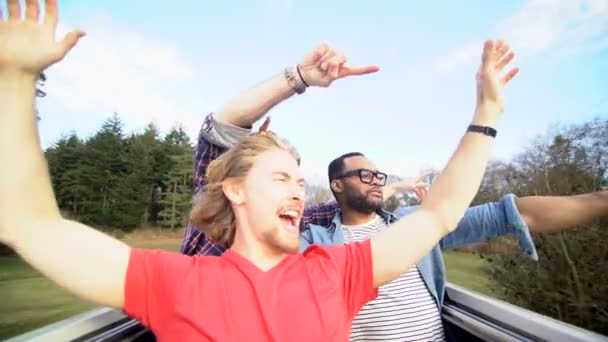 キャンピングカーの屋根の 友達音楽祭 オープンを立って運転 — ストック動画