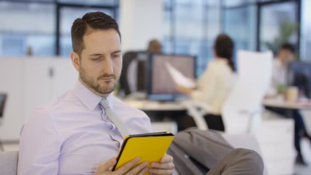 Retrato Hombre Negocios Sonriente Usando Una Tableta Oficina Corporativa — Vídeos de Stock