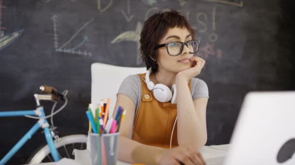 起業家実業家のヘッドフォンを置くと彼女の机でリラックス — ストック動画