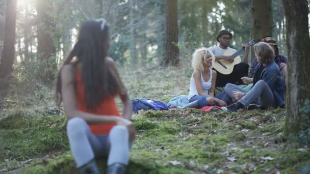 Gelukkig Hipster Vrienden Kamperen Het Bos Meisje Draaien Glimlachen Bij — Stockvideo