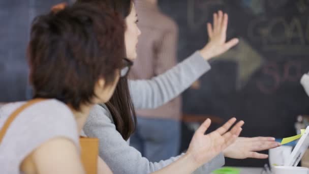 Grupo Empresarial Young Trabajando Juntos Una Oficina Creativa — Vídeos de Stock